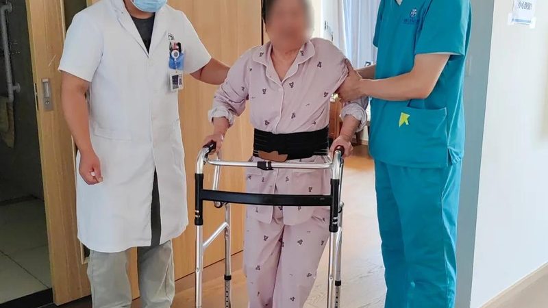 家用老人防滑扶手安装高度