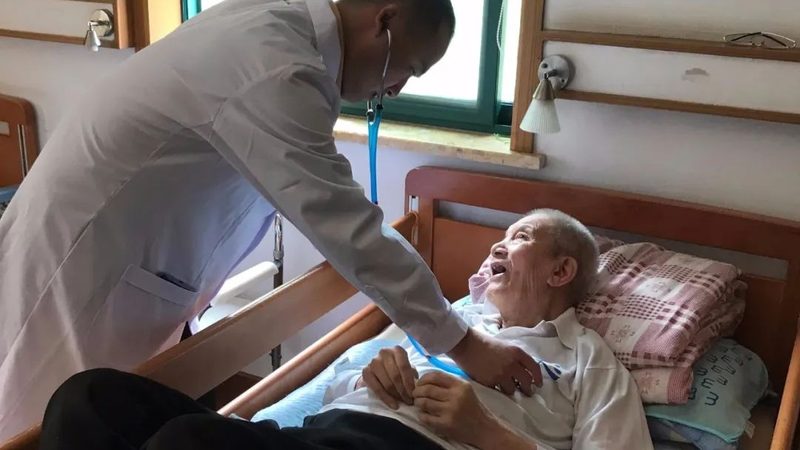 广州护理员与家政保姆：职责差异解析